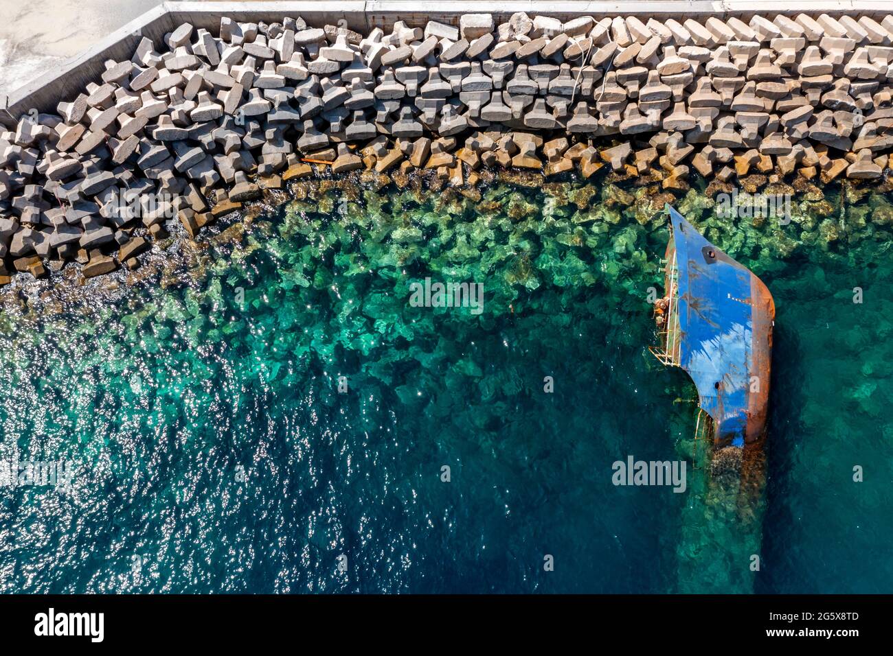 Schiffswrack-Drohne von oben nach unten, halb versenktes Schiff stürzte auf dem Hafen von Korissia, Insel Kea Tzia, Kykladen, Griechenland, ab Stockfoto