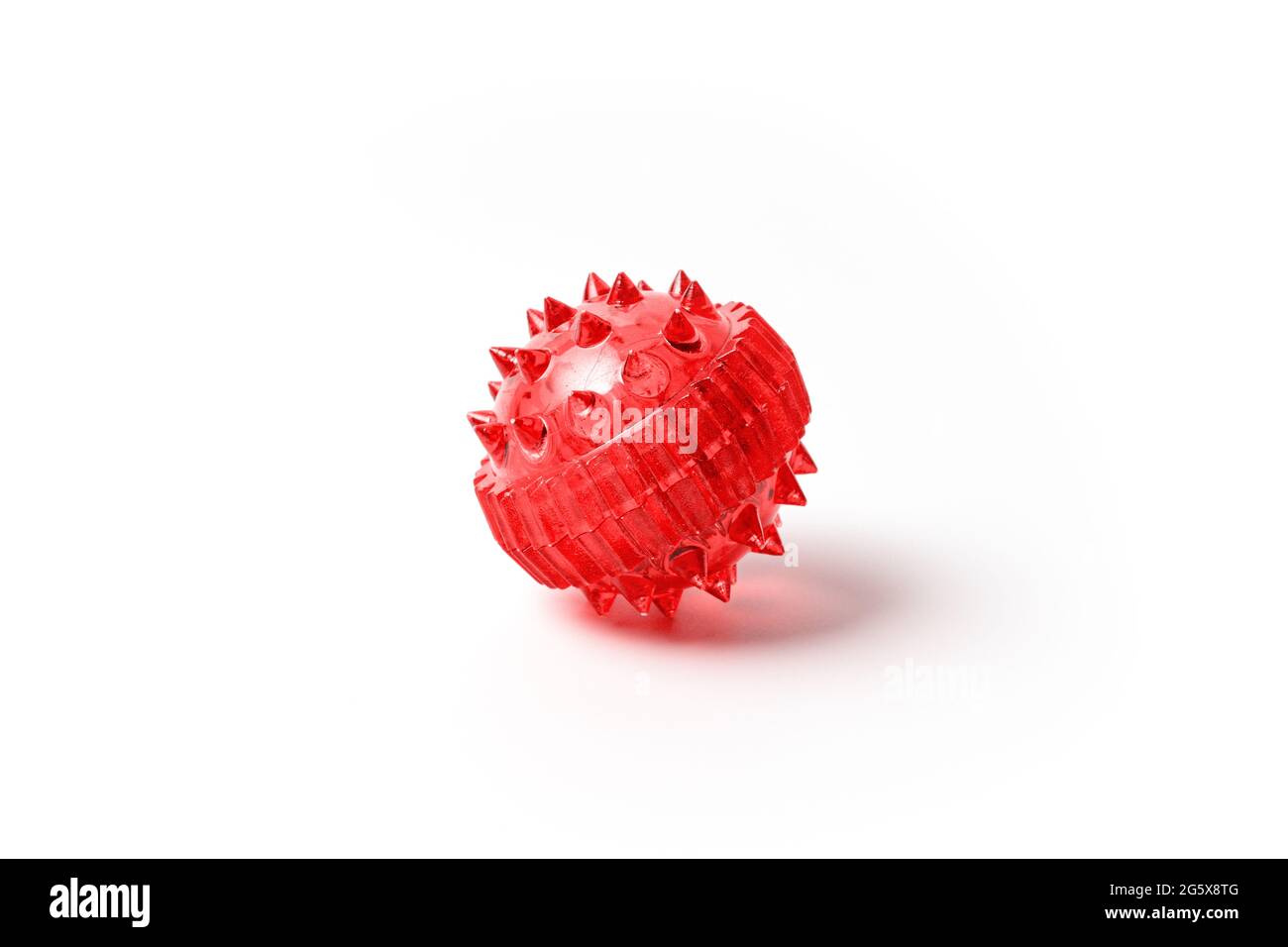 Stachelrote Massageball isoliert auf Weiß. Alternative Medizin Massageball Sujok für Akupressur-Verfahren Stockfoto