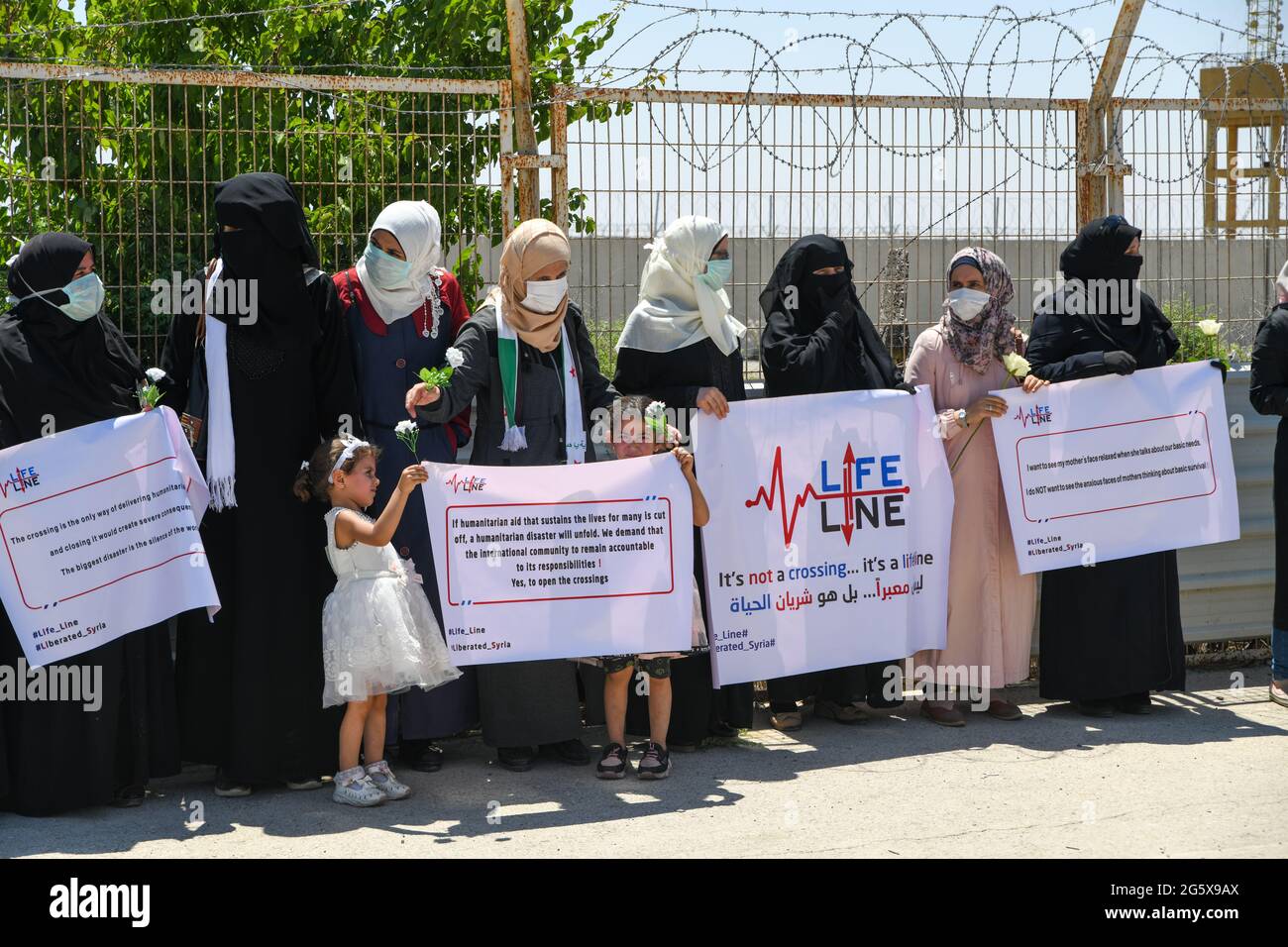 Grenzübergang Bab Al-Salama . Azaz. Syrien. 6/30/2021 örtliche Frauenorganisationen organisieren einen Protest vor dem Grenzübergang Bab Al-Salama unter dem Titel (Es handelt sich nicht um einen Grenzübergang, Aber eine Rettungsleine) Weigerung, die humanitären Grenzübergänge für humanitäre Hilfe zu schließen, und fordert die internationale Gemeinschaft auf, den Mechanismus für die Genehmigung des Beitritts über den Bab al-Hawa-Grenzübergang und die Öffnung der humanitären Grenzübergänge mit Nordsyrien zu erweitern Stockfoto