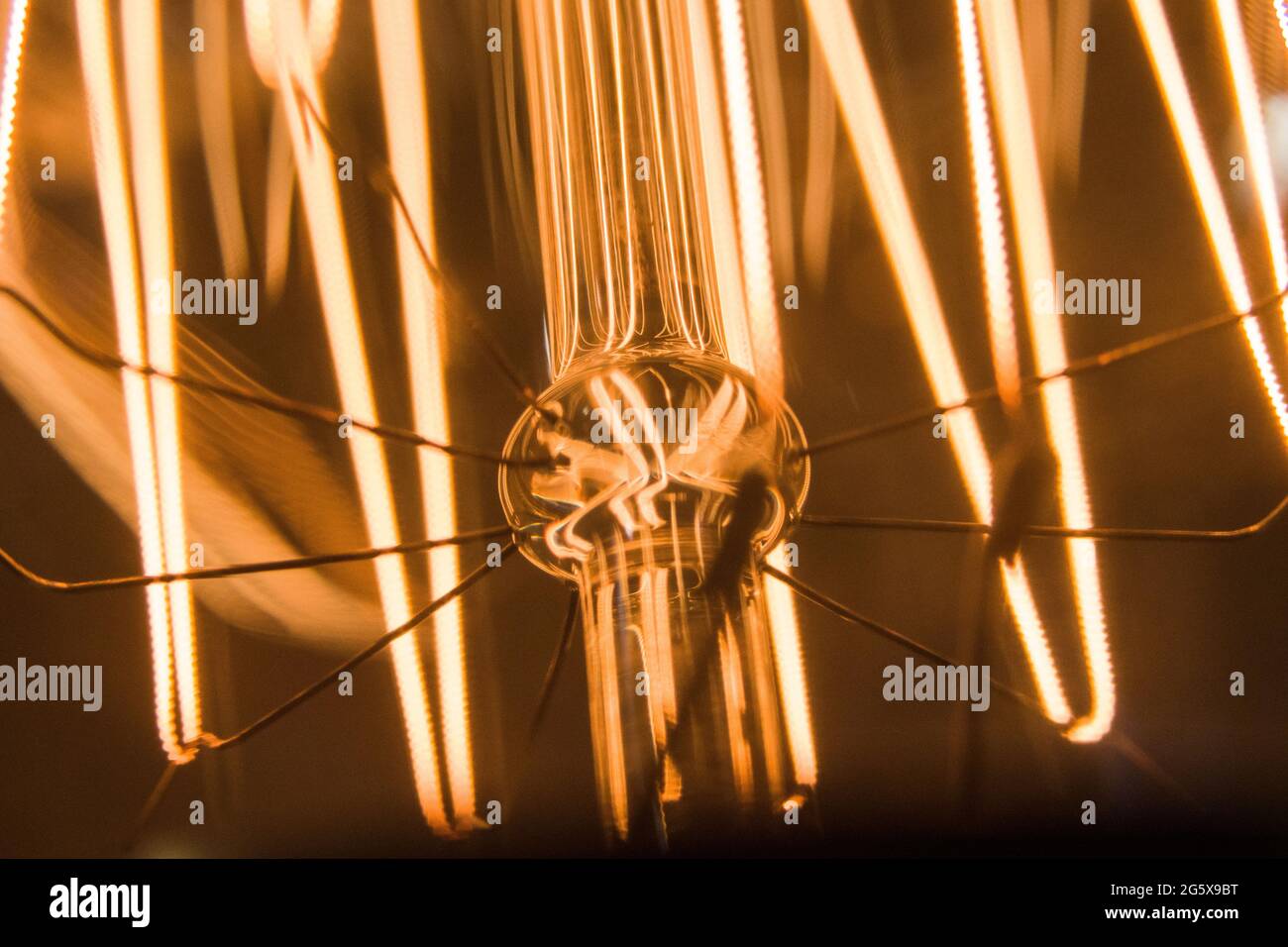 Makro-Nahaufnahme einer Glühlampe. Glühbirne aus Kohlenstofffilament. Stockfoto