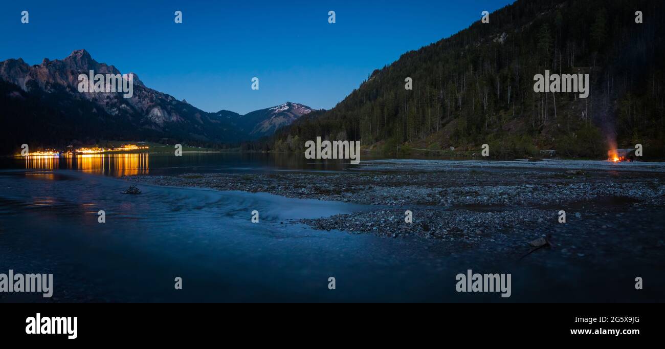 Abendstimmung am Haldensee mit reflektierenden Lichtern im See, Tirol, Österreich Stockfoto