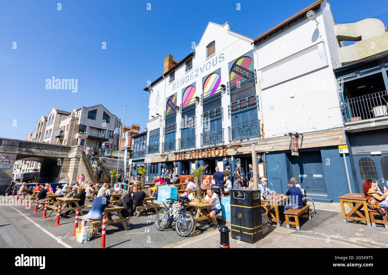 Essen im Freien im Anchor Rendezvous Pub in Weymouth, einem Badeort an der Mündung des Flusses Wey, Dorset, Südküste Englands Stockfoto