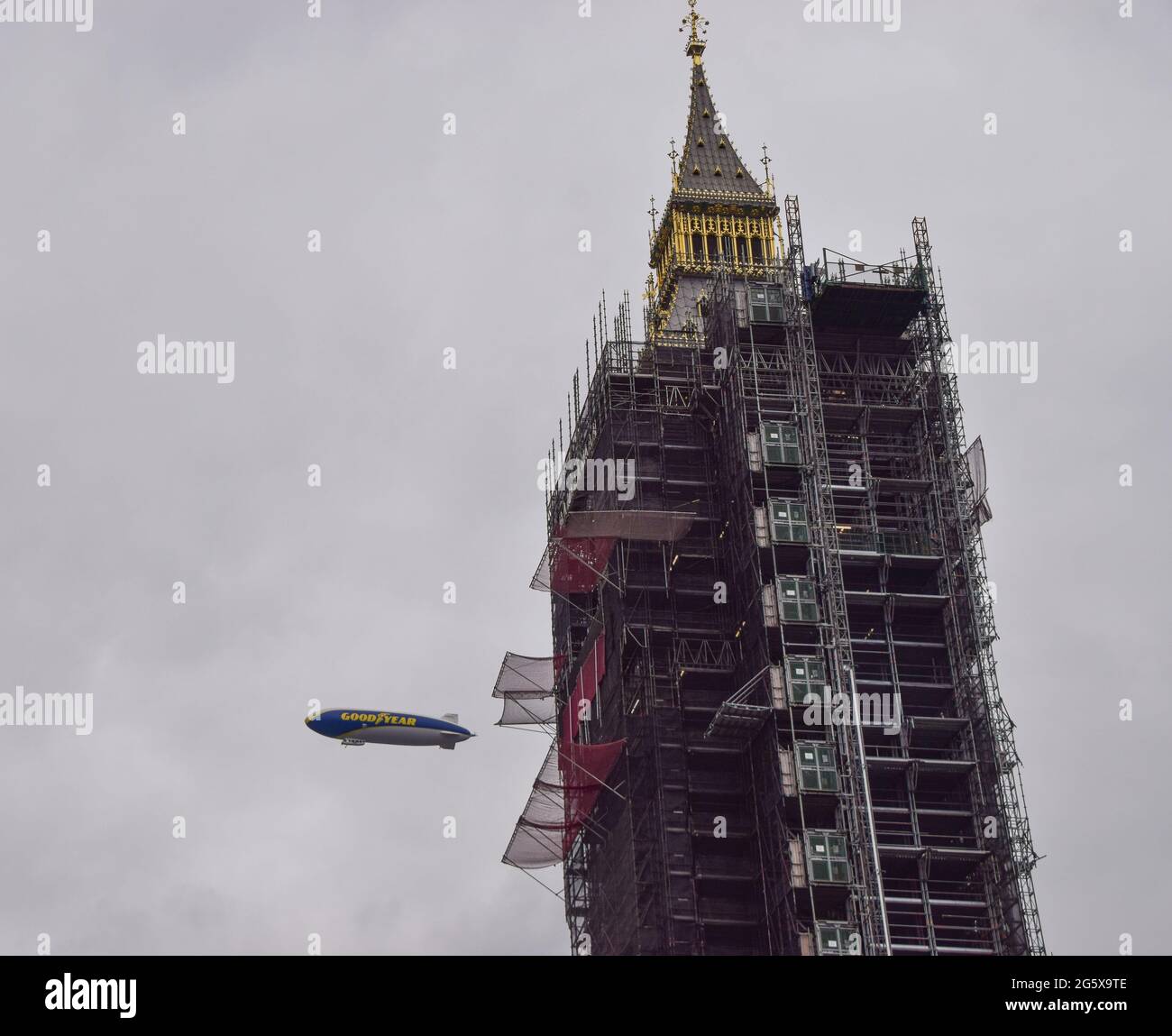London, Großbritannien. 30. Juni 2021. Ein Goodyear-Blimp fliegt am Big Ben, Westminster vorbei. ( Kredit: Vuk Valcic/Alamy Live News Stockfoto