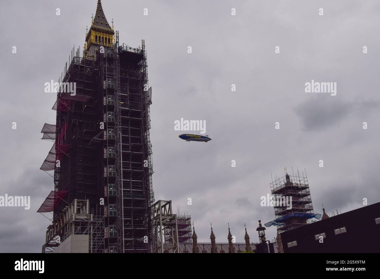 London, Großbritannien. 30. Juni 2021. Ein Goodyear-Blimp fliegt über die Houses of Parliament, Westminster. ( Kredit: Vuk Valcic/Alamy Live News Stockfoto