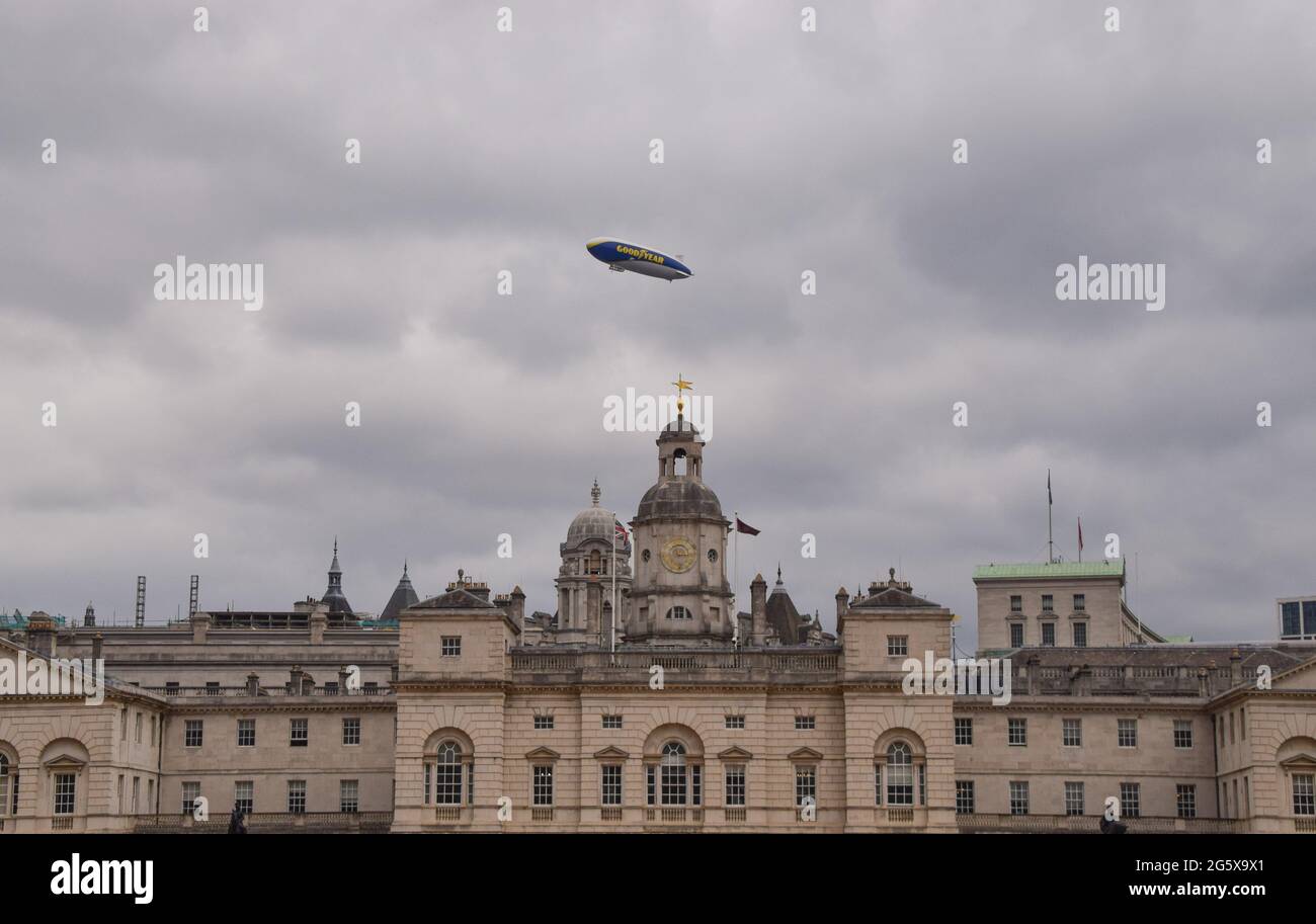London, Großbritannien. 30. Juni 2021. Ein Goodyear-Blimp fliegt über die Horse Guards Parade in Westminster. ( Kredit: Vuk Valcic/Alamy Live News Stockfoto