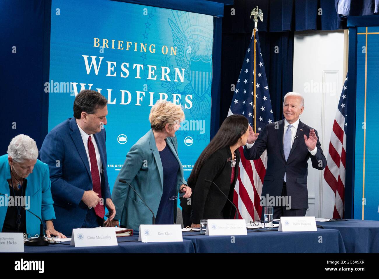 Präsident Joe Biden begrüßt die Kabinettsmitglieder im Vorfeld einer Veranstaltung zu Dürre, Hitze und Waldbränden in den westlichen Vereinigten Staaten in Washington, DC, am Mittwoch, den 30. Juni 2021. Die Gouverneurin von Oregon, Kate Brown, und der Gouverneur von Kalifornien, Gavin Newsom, sprachen ebenfalls virtuell über Waldbrände in ihren Staaten. Foto von Sarah Silbiger/Pool/ABACAPRESS.COM Stockfoto