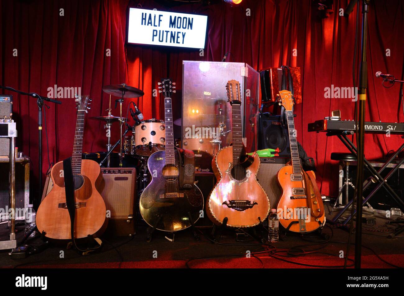Gitarren standen vor Los Pacaminos Gig im Half Moon Pub in London Stockfoto