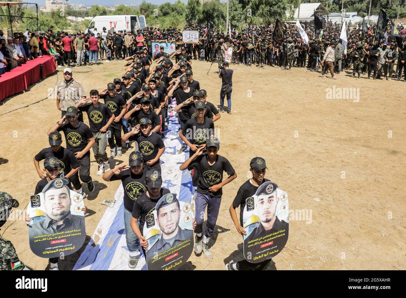 Aktivisten des Islamischen Jihad grüßen während einer Abschlussfeier für junge Palästinenser in einem militärischen Sommerlager, das von der Bewegung des Islamischen Jihad in Gaza organisiert wird. (Foto von Mahmoud Issa / SOPA Images/Sipa USA) Stockfoto