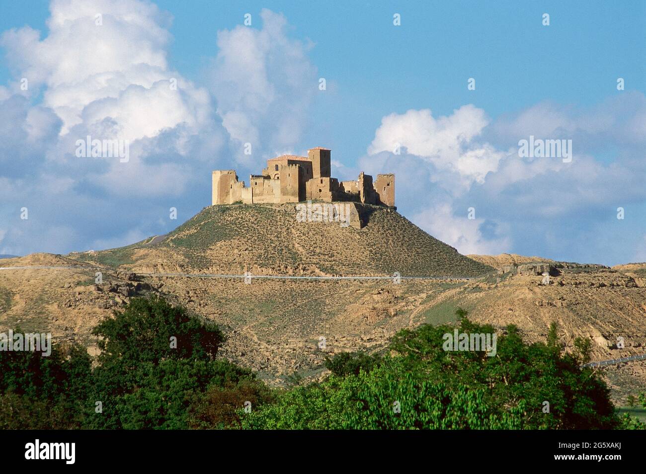 Spanien, Aragón, Provinz Huesca, Quicena. Burg Montearagón. Gesamtansicht der Festung, die 1089 von Sancho i Ramírez (1043-1094) zur Eroberung der von den Muslimen besetzten Stadt Huesca erbaut wurde. Nach der Einnahme der Stadt wurde die Burg in ein Kloster umgewandelt. Sie wurde im 19. Jahrhundert durch einen Brand zerstört. Stockfoto