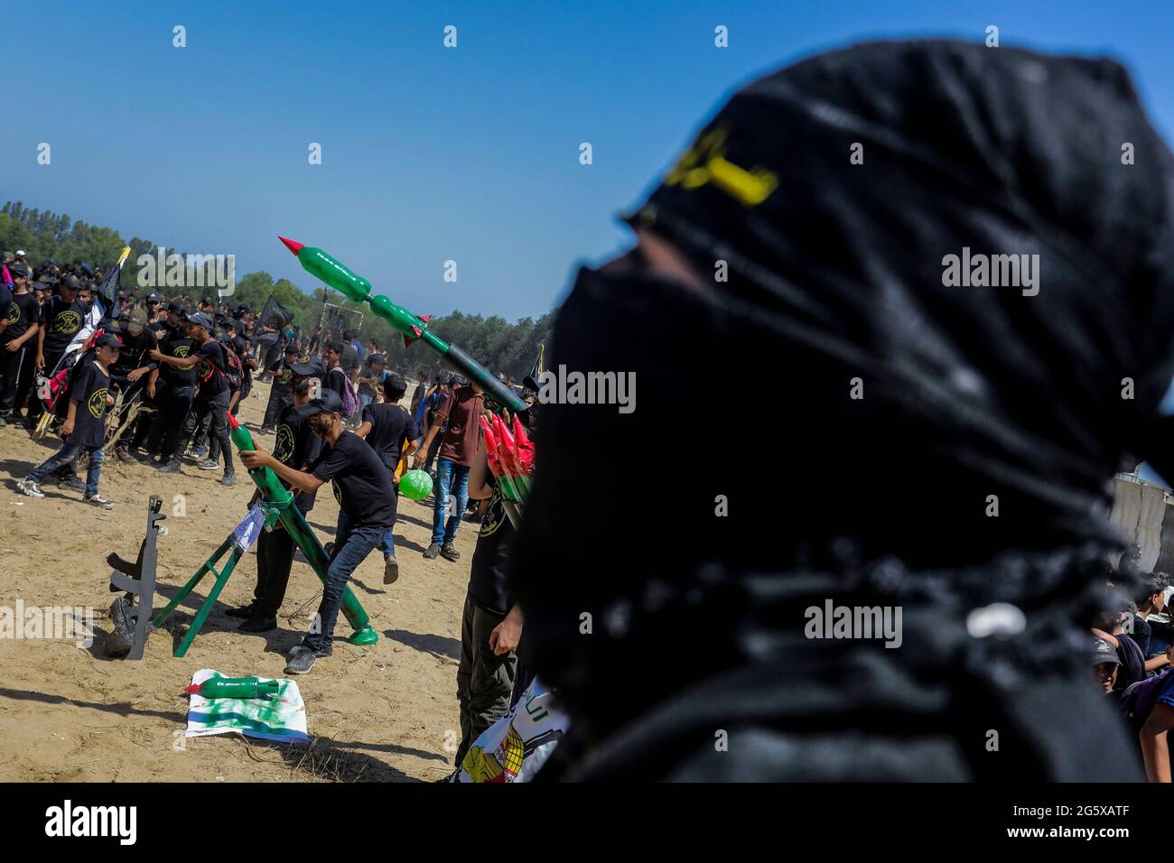 Aktivisten des Islamischen Jihad grüßen während einer Abschlussfeier für junge Palästinenser in einem militärischen Sommerlager, das von der Bewegung des Islamischen Jihad in Gaza organisiert wird. Stockfoto