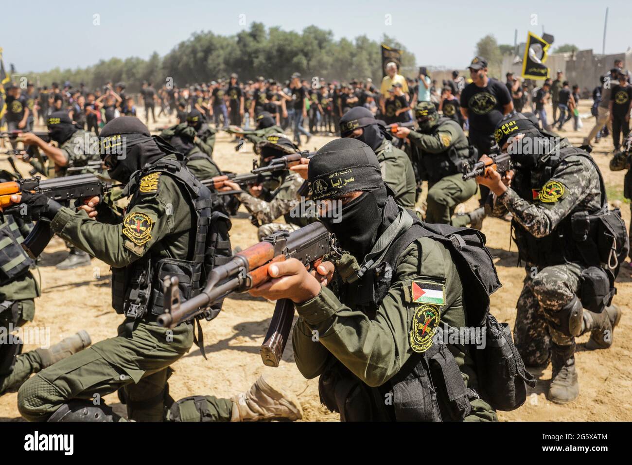 Aktivisten des Islamischen Jihad grüßen während einer Abschlussfeier für junge Palästinenser in einem militärischen Sommerlager, das von der Bewegung des Islamischen Jihad in Gaza organisiert wird. Stockfoto
