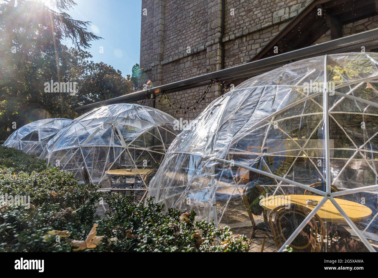 Leeres Iglu-Restaurant in der Stadt während der kovid19 Pandemie. Stockfoto