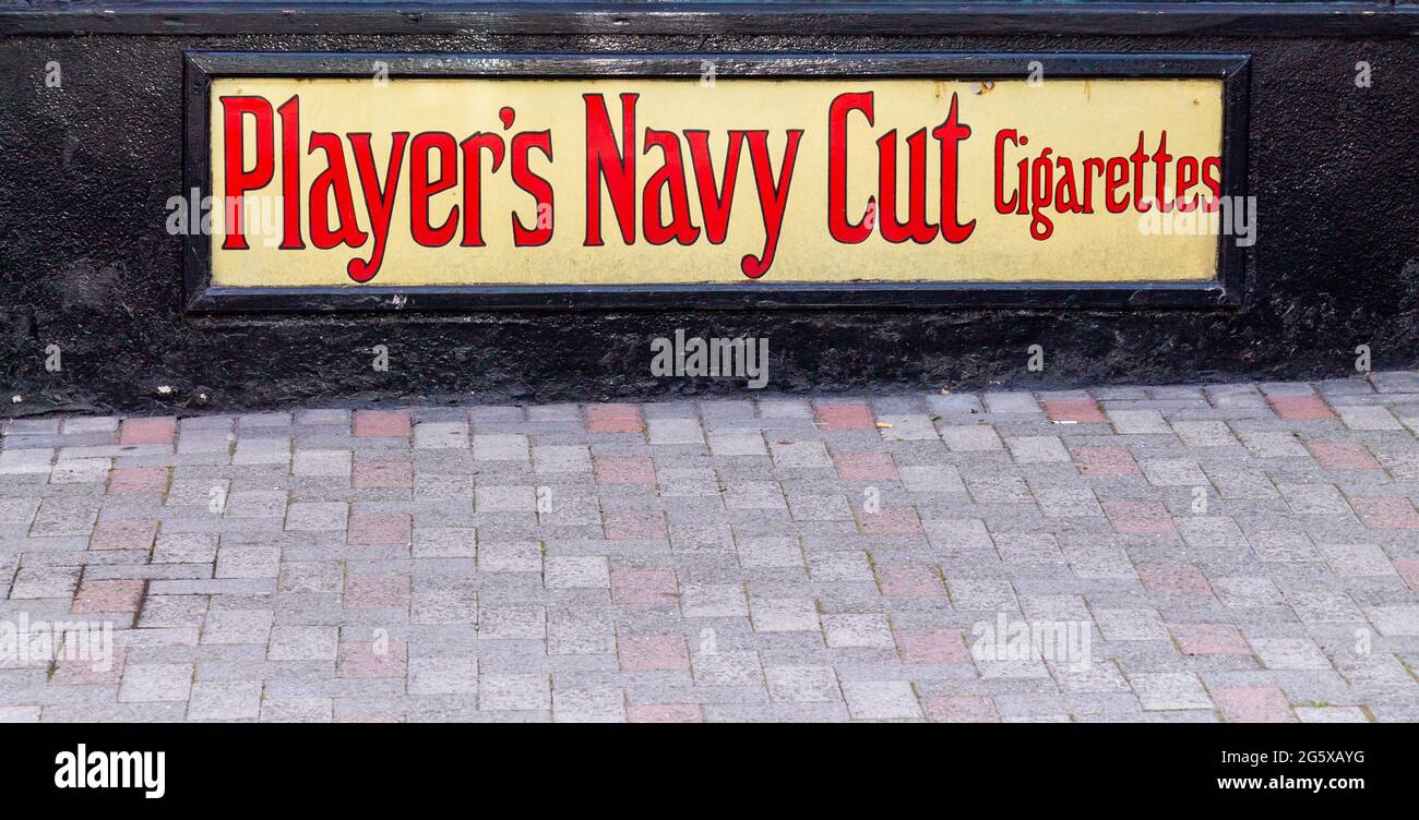 Spieler Navy Schnitt Zigaretten Werbung an der Ladenwand Stockfoto