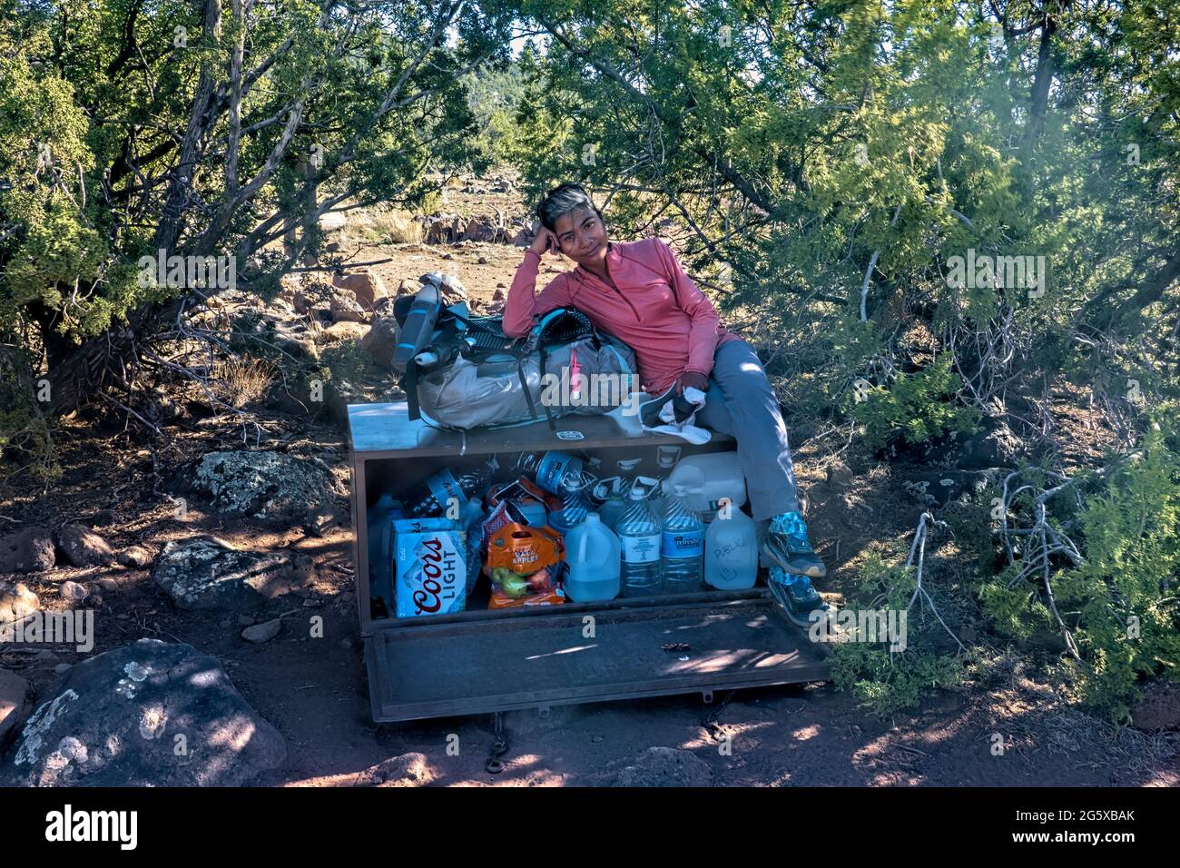 Nachschub-Box und Wasserspeicher auf dem Arizona Trail, Flagstaff, Arizona, USA Stockfoto