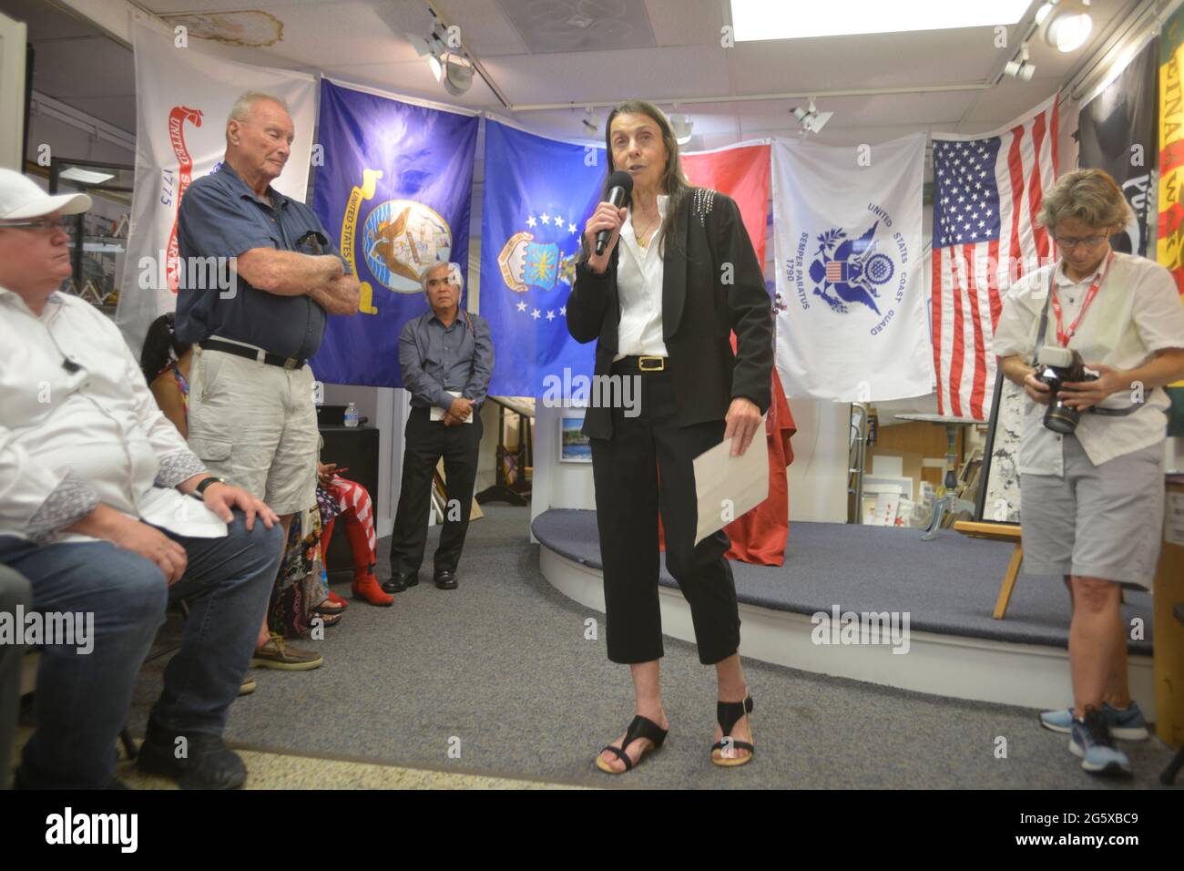 26. Juni 2021, Falmouth, Massachusetts, USA: Die Dichterin Karen Rinaldo liest aus „A Soldier“, während sich Vietnam-Veteranen treffen, um das neue amerikanische Dokumentarfilmprojekt „Every Time The Wind Blast“ zu unterstützen, Interviews mit einem Spektrum von Militär und Zivilisten, die den Vietnamkrieg erleben, darunter Soldaten, Krankenschwestern, Fotojournalisten, K9S und Handler, südvietnamesische Kinder und mehr. Die Organisation glaubt an die Humanisierung des Krieges, so dass wir mehr verhandeln und weniger kämpfen, indem wir den Krieger vom Krieg trennen. Das Projekt wird von Susan P. Hunter, der Autorin von ''77 Letters'', geleitet. Ebenfalls anwesend waren Mitglieder der CH Stockfoto