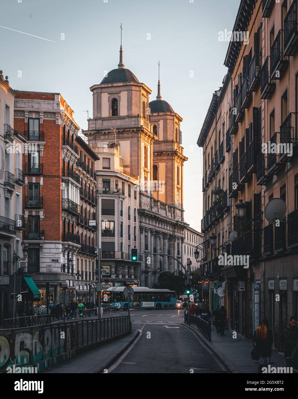 Eine Stadtstraße mit historischen Gebäuden und einer Kirche, Madrid, Spanien Stockfoto