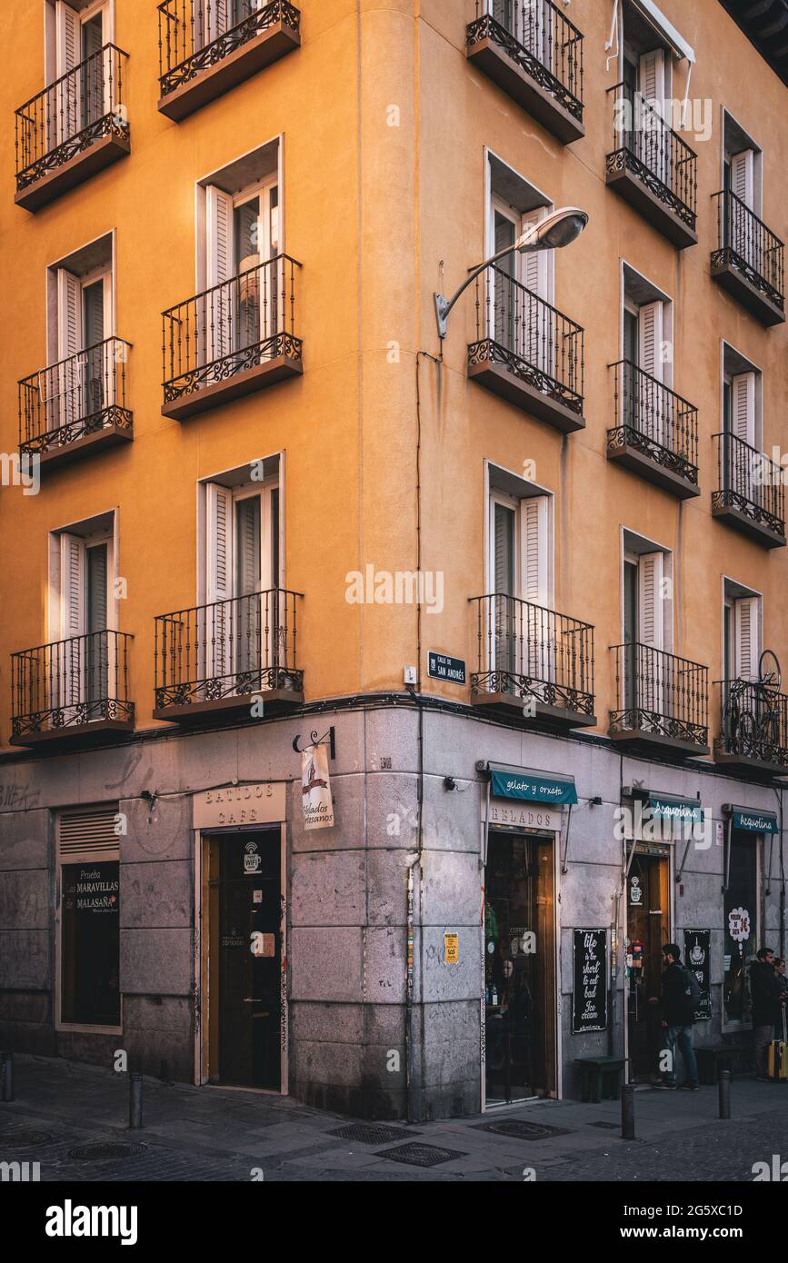 Ein Gebäude mit Balkonen und Fenstern, Madrid, Spanien Stockfoto