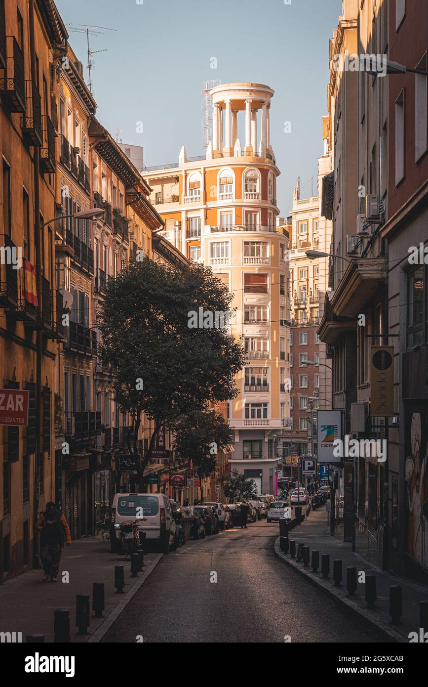 Straßenszene mit Architektur in Madrid, Spanien Stockfoto