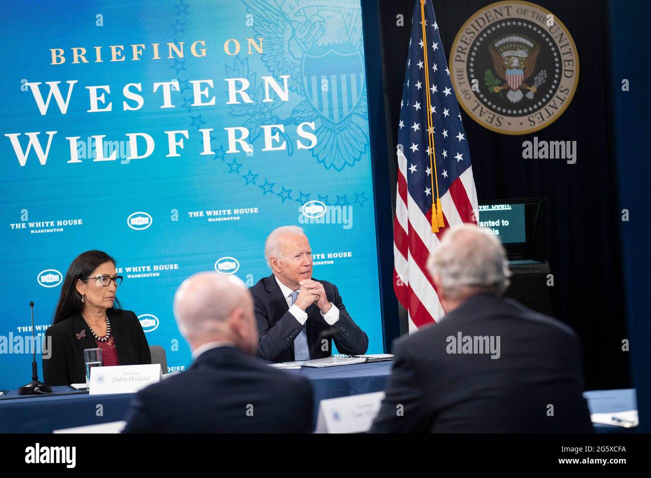 Der Präsident der Vereinigten Staaten, Joe Biden, hält am Mittwoch, den 30. Juni 2021, in Washington, DC, eine Rede zu Dürre, Hitze und Waldbränden im Westen der Vereinigten Staaten. Auch die Gouverneurin Kate Brown (Demokratin von Oregon) und die Gouverneurin Gavin Newsom (Demokratin von Kalifornien) sprachen virtuell über Waldbrände in ihren Staaten. Quelle: Sarah Silbiger/Pool via CNP /MediaPunch Stockfoto