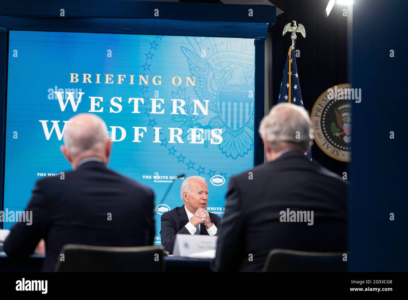 Der US-Präsident Joe Biden hält am Mittwoch, den 30. Juni 2021, im Eisenhower Executive Office Building in der Nähe des Weißen Hauses in Washington, DC, Bemerkungen über das extreme Wetter in den westlichen Vereinigten Staaten und über die Bemühungen zur Waldbrandsaison. Auch die Gouverneurin Kate Brown (Demokratin von Oregon) und die Gouverneurin Gavin Newsom (Demokratin von Kalifornien) sprachen virtuell über Waldbrände in ihren Staaten. Quelle: Sarah Silbiger/Pool via CNP /MediaPunch Stockfoto