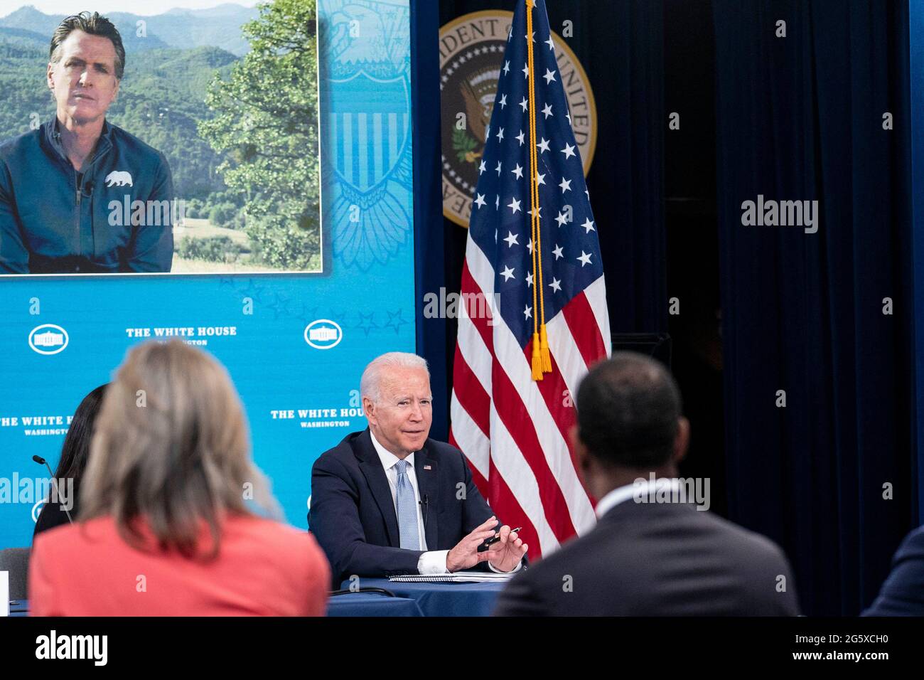 Der Präsident der Vereinigten Staaten, Joe Biden, spricht mit Gouverneur Gavin Newsom (Demokrat von Kalifornien) während einer Veranstaltung mit Gouverneuren und Kabinettsmitgliedern in Washington, DC, am Mittwoch, den 30. Juni 2021, über die Dürre, Hitze und Waldbrände in den westlichen Vereinigten Staaten. Quelle: Sarah Silbiger/Pool via CNP /MediaPunch Stockfoto