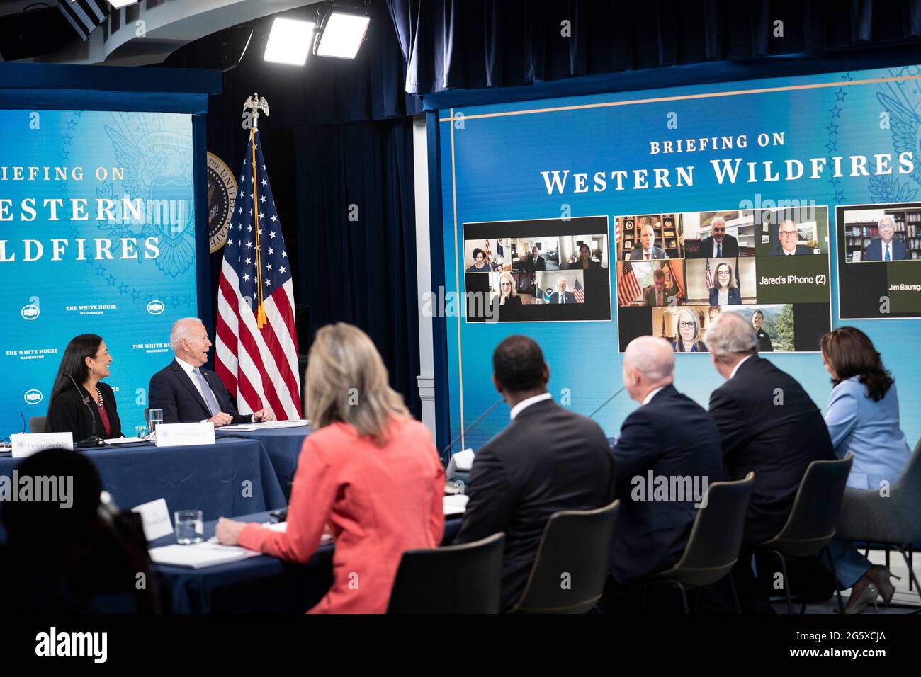 Der US-Präsident Joe Biden hält am Mittwoch, den 30. Juni 2021, im Eisenhower Executive Office Building in der Nähe des Weißen Hauses in Washington, DC, Bemerkungen über das extreme Wetter in den westlichen Vereinigten Staaten und über die Bemühungen zur Waldbrandsaison. Auch die Gouverneurin Kate Brown (Demokratin von Oregon) und die Gouverneurin Gavin Newsom (Demokratin von Kalifornien) sprachen virtuell über Waldbrände in ihren Staaten. Quelle: Sarah Silbiger/Pool via CNP /MediaPunch Stockfoto