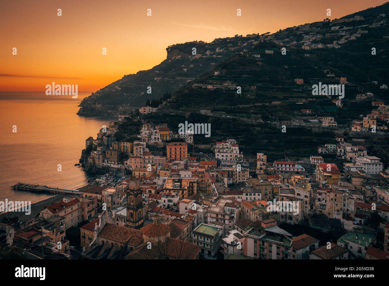 Sonnenuntergang über dem Dorf Minori, an der Amalfiküste in Kampanien, Italien Stockfoto