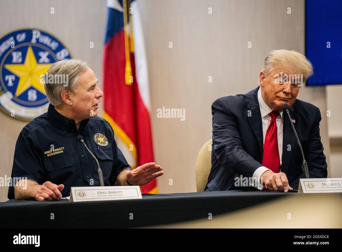 Weslaco, Texas, USA. 30. Juni 2021. WESLACO, TEXAS - JUNI 30: Texas Gov. Greg Abbott wendet sich während eines Briefings zur Grenzsicherheit an den ehemaligen Präsidenten Donald Trump, um am 30. Juni 2021 in Weslaco, Texas, weitere Pläne zur Sicherung der südlichen Grenzmauer zu erörtern. Gov. Abbott hat zugesagt, eine staatlich finanzierte Grenzmauer zwischen Texas und Mexiko zu errichten, da ein Anstieg von hauptsächlich mittelamerikanischen Einwanderern, die in die Vereinigten Staaten einwandern, die US-Einwanderungsbehörden herausgefordert hat. Bisher im Jahr 2021 haben Agenten der US-Grenzpolizei mehr als 900,000 Einwanderer festgenommen, die auf t in die Vereinigten Staaten einwanderten Stockfoto