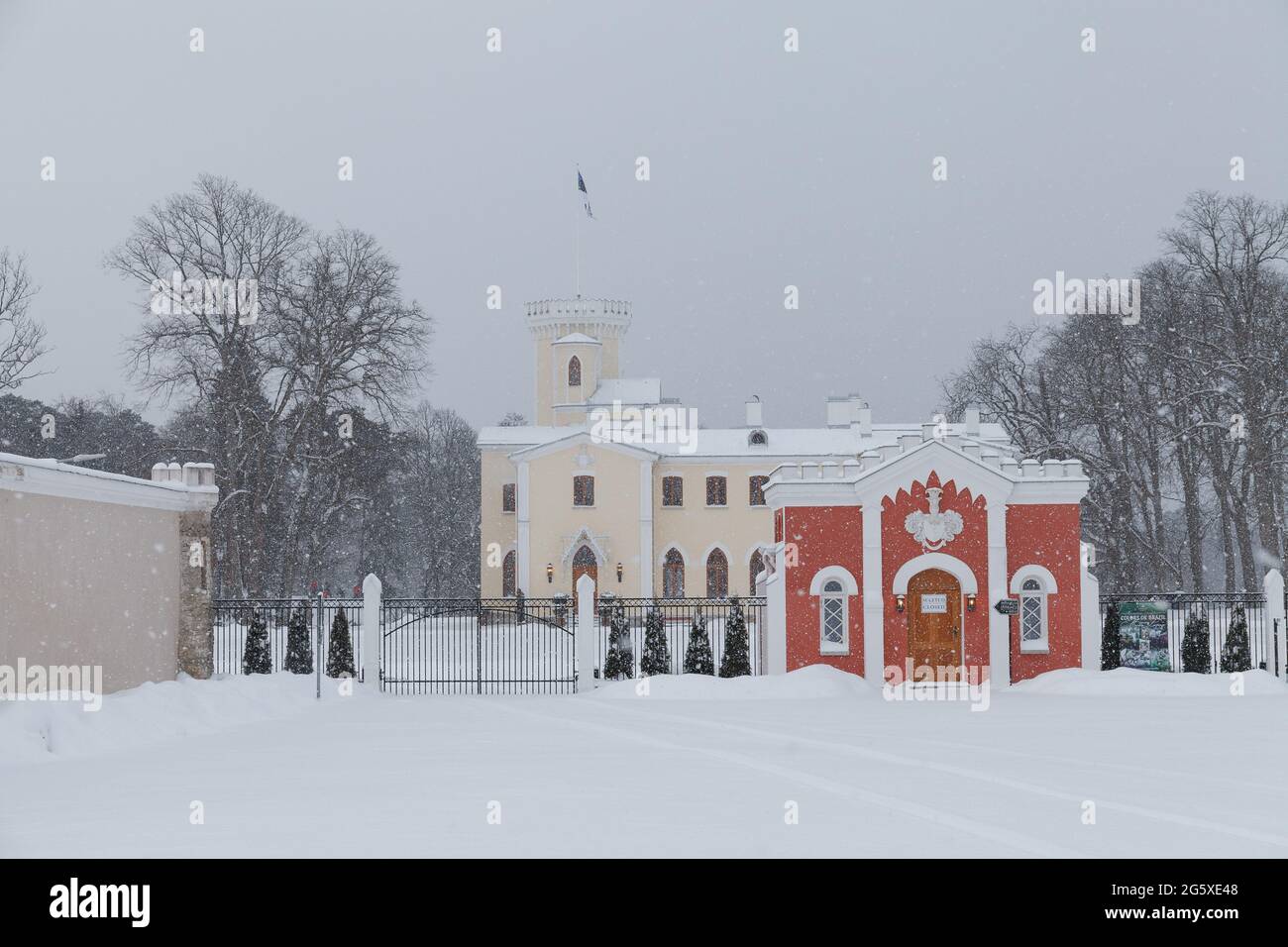 Schloss Keila-Joa (Schloss Fall), neogotisches Gebäude aus dem 19. Jahrhundert, das auf einem Hügel unter blauem Himmel steht. Winterlandschaft. Estland. Stockfoto