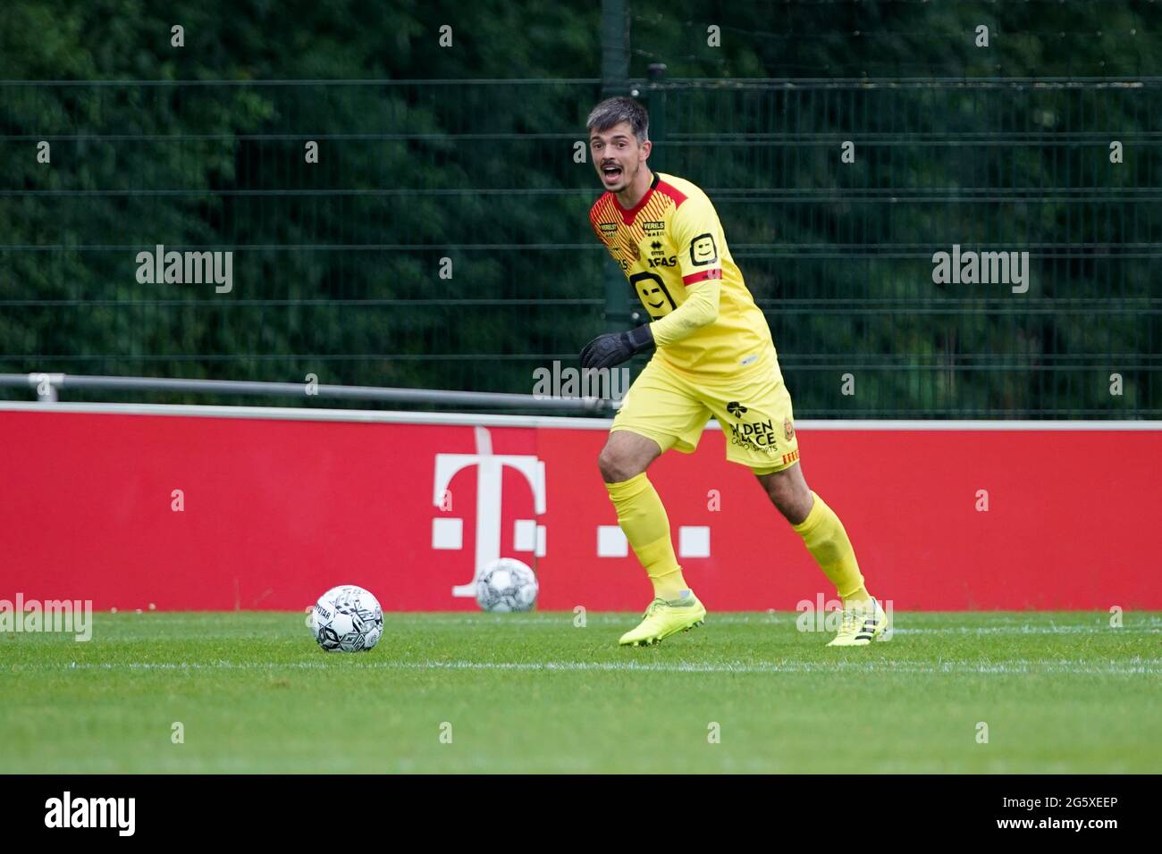 Utrecht Niederlande 30 Juni Torhuter Yannick Thoelen Vom Kv Mechelen Beim Club Freundschaftsspiel Zwischen Dem Fc Utrecht Und Kv Mechelen Am 30 Juni 2021 Im Sportcomplex Zoudenbalch In Utrecht Niederlande Foto Joris