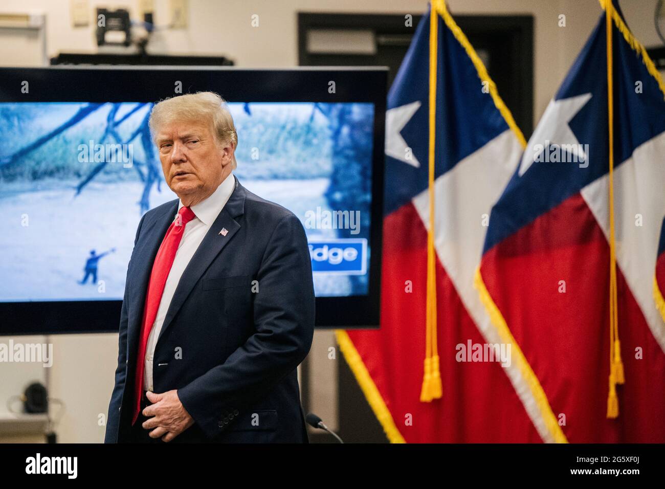 Weslaco, Texas, USA. 30. Juni 2021. Der ehemalige Präsident DONALD TRUMP nimmt an einer Sicherheitsbesprechung zur Grenze Teil, um weitere Pläne zur Sicherung der südlichen Grenzmauer zu diskutieren. Gov. Abbott hat zugesagt, eine staatlich finanzierte Grenzmauer zwischen Texas und Mexiko zu errichten, da ein Anstieg von hauptsächlich mittelamerikanischen Einwanderern, die in die Vereinigten Staaten einwandern, die US-Einwanderungsbehörden herausgefordert hat. Bisher haben Agenten der US-Grenzpolizei im Jahr 2021 mehr als 900,000 Einwanderer festgenommen, die an der Südgrenze in die Vereinigten Staaten einwanderten. Kredit: Brandon Bell/POOL/ZUMA Wire/Alamy Live Nachrichten Stockfoto