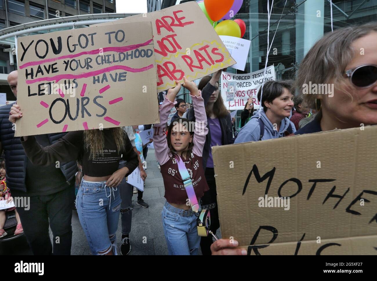 Während der Demonstration hielten die Demonstranten Plakate auf.Kinder und Eltern protestierten gegen erzwungene Impfungen für Kinder, Sperrbeschränkungen und keine Masken und Tests in Schulen. Stockfoto