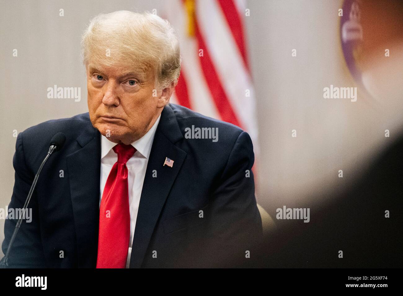 Weslaco, Texas, USA. 30. Juni 2021. Der ehemalige Präsident DONALD TRUMP nimmt an einer Sicherheitsbesprechung zur Grenze Teil, um weitere Pläne zur Sicherung der südlichen Grenzmauer zu diskutieren. Gov. Abbott hat zugesagt, eine staatlich finanzierte Grenzmauer zwischen Texas und Mexiko zu errichten, da ein Anstieg von hauptsächlich mittelamerikanischen Einwanderern, die in die Vereinigten Staaten einwandern, die US-Einwanderungsbehörden herausgefordert hat. Bisher haben Agenten der US-Grenzpolizei im Jahr 2021 mehr als 900,000 Einwanderer festgenommen, die an der Südgrenze in die Vereinigten Staaten einwanderten. Kredit: Brandon Bell/POOL/ZUMA Wire/Alamy Live Nachrichten Stockfoto