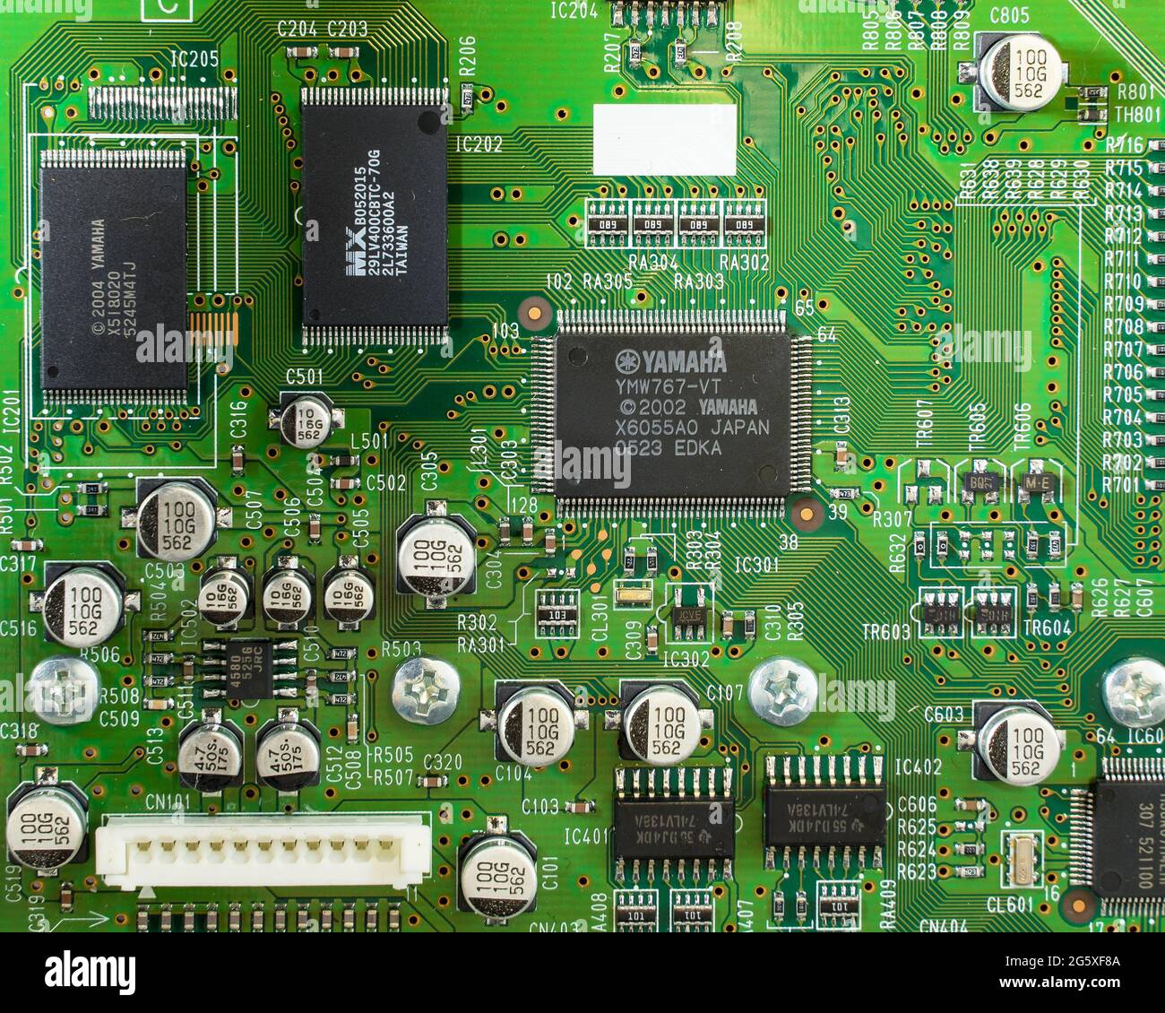 Grüne elektronische Leiterplatte mit Computermikrochips, die an Ort und Stelle gelötet sind Stockfoto