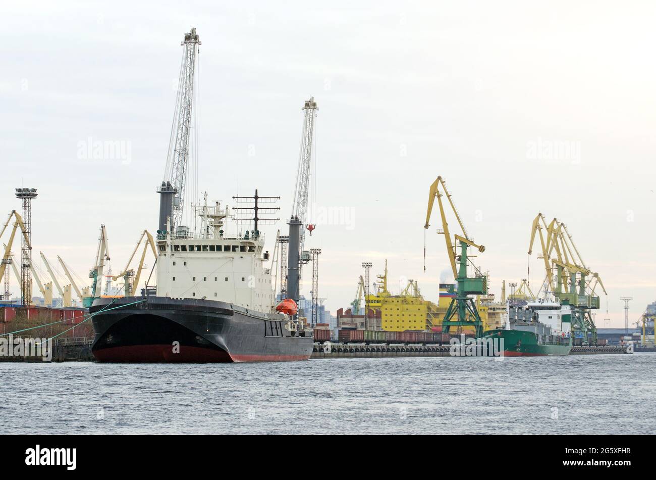 Fracht Frachtschiff und Frachtcontainer arbeiten mit Kran im ...