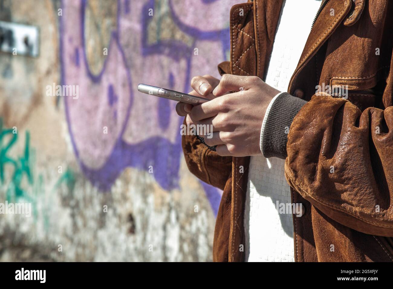Nahaufnahme der Hände mit dem Mobiltelefon Stockfoto