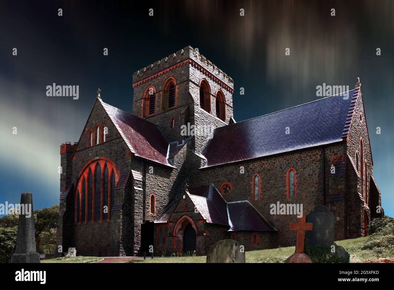 Diese Darstellung einer finsteren Kirche basiert auf der St. Padarn's Church in Llanberis, Nordwales, die 1885 erbaut wurde. Stockfoto