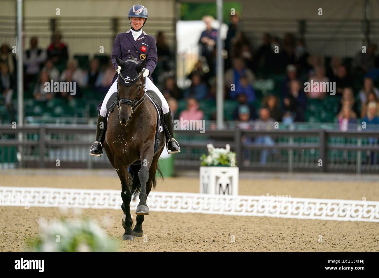 Laura Tomlinson reitet auf der Royal Windsor Horse Show in Windsor auf der DSP Rose of Bavaria bei einem Warm-up-Event für das britische Olympia-Team. Bilddatum: Mittwoch, 30. Juni 2021. Stockfoto
