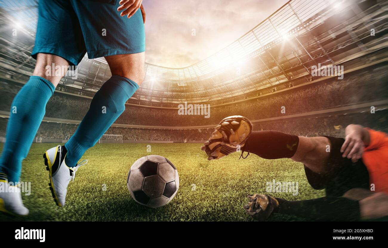 In der Nähe eines Fußball-action Szene mit konkurrierenden Fußball-Spieler im Stadion Stockfoto