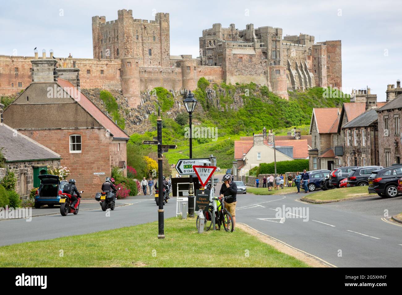 Ansicht von Bamburgh Castle, Northumberland, Großbritannien aus dem Dorf Bamburgh, 2021 Stockfoto