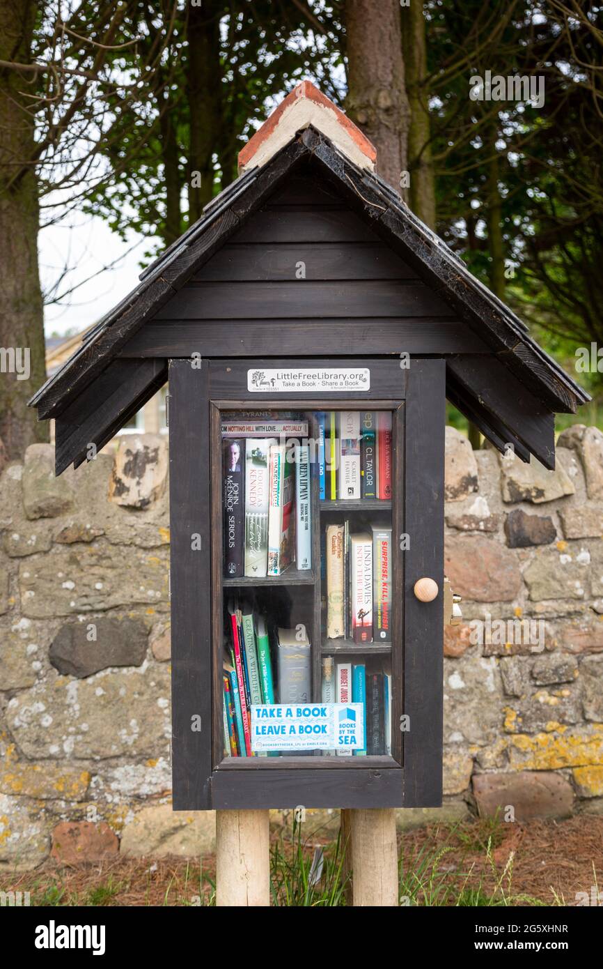 Mini Village Library in Beadnell, Northumberland, UK 2021 Stockfoto