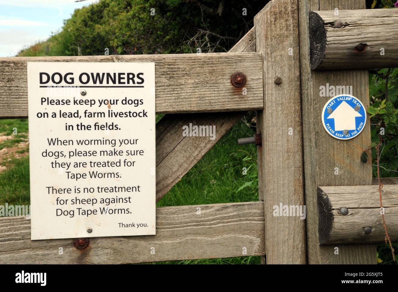 Schild an Hundebesitzer entlang des Dart Valley Trail in der Nähe von Dittisham, das sie an ihre Verantwortung als Hundebesitzer erinnert. Stockfoto