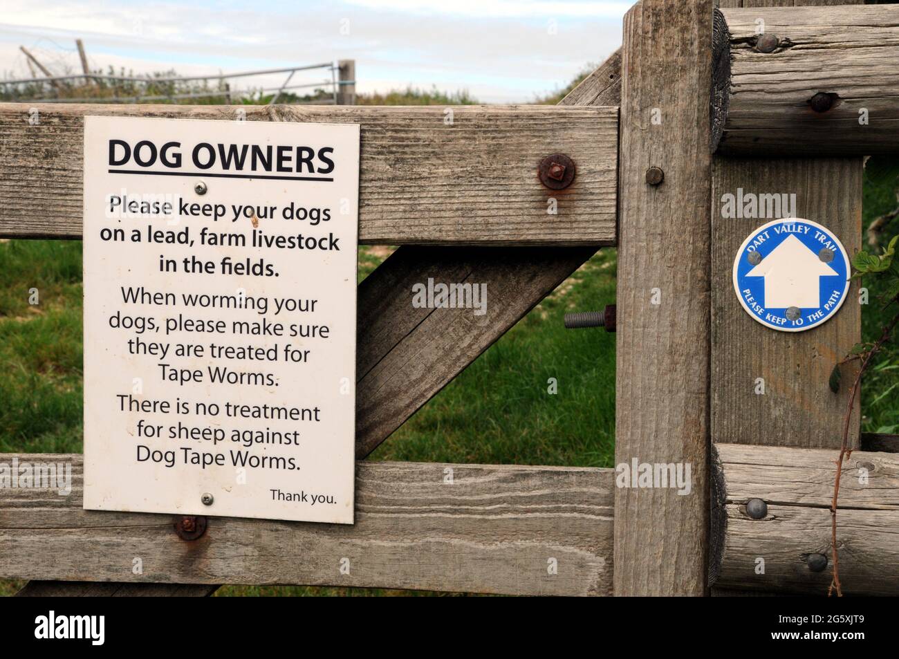 Schild an Hundebesitzer entlang des Dart Valley Trail in der Nähe von Dittisham, das sie an ihre Verantwortung als Hundebesitzer erinnert. Stockfoto