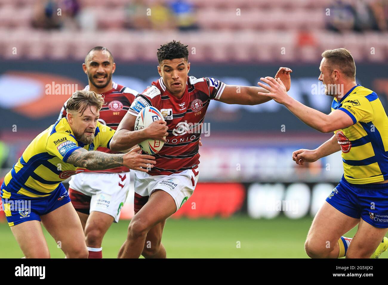 Kai Pearce-Paul (27) von Wigan Warriors versucht, Blake Austin (6) und Ben Currie (11) von Warrington Wolves in am 6/30/2021 zu halten. (Foto von Mark Cosgrove/News Images/Sipa USA) Quelle: SIPA USA/Alamy Live News Stockfoto