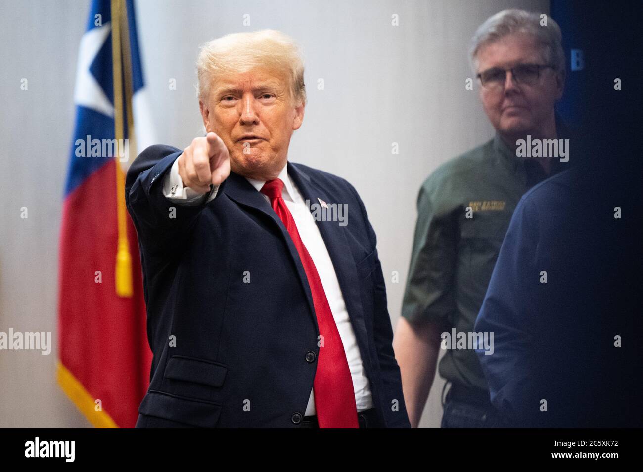 Weslaco, Texas, USA. 30. Juni 2021. Der ehemalige Präsident DONALD TRUMP wendet sich nach einem Briefing zur Grenzsicherheit an ein Medienmitglied. Gov. Abbott hat zugesagt, eine staatlich finanzierte Grenzmauer zwischen Texas und Mexiko zu errichten, da ein Anstieg von hauptsächlich mittelamerikanischen Einwanderern, die in die Vereinigten Staaten einwandern, die US-Einwanderungsbehörden herausgefordert hat. Bisher haben Agenten der US-Grenzpolizei im Jahr 2021 mehr als 900,000 Einwanderer festgenommen, die an der Südgrenze in die Vereinigten Staaten einwanderten. Quelle: Brandon Belll/POOL/ZUMA Wire/Alamy Live News Stockfoto