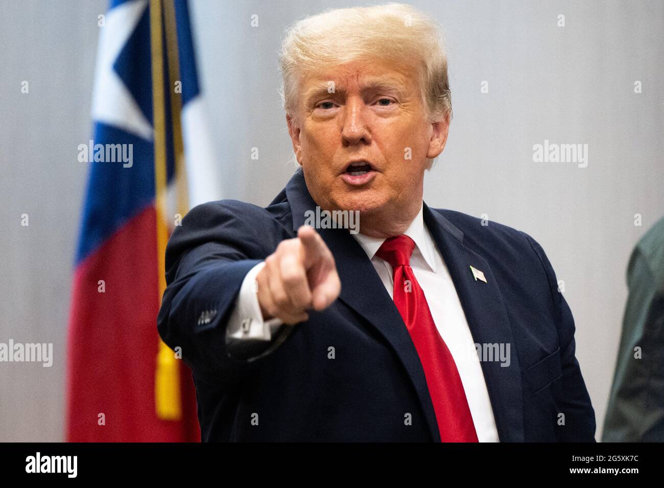 Weslaco, Texas, USA. 30. Juni 2021. Der ehemalige Präsident DONALD TRUMP wendet sich nach einem Briefing zur Grenzsicherheit an ein Medienmitglied. Gov. Abbott hat zugesagt, eine staatlich finanzierte Grenzmauer zwischen Texas und Mexiko zu errichten, da ein Anstieg von hauptsächlich mittelamerikanischen Einwanderern, die in die Vereinigten Staaten einwandern, die US-Einwanderungsbehörden herausgefordert hat. Bisher haben Agenten der US-Grenzpolizei im Jahr 2021 mehr als 900,000 Einwanderer festgenommen, die an der Südgrenze in die Vereinigten Staaten einwanderten. Quelle: Brandon Belll/POOL/ZUMA Wire/Alamy Live News Stockfoto