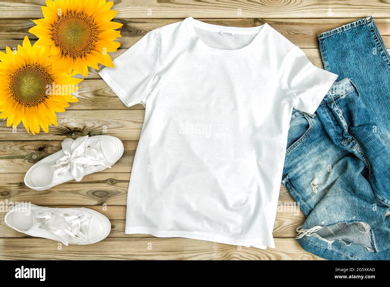 T-Shirt im Mock-up mit Sonnenblumen. Mode flach Lay Vorlage Stockfoto