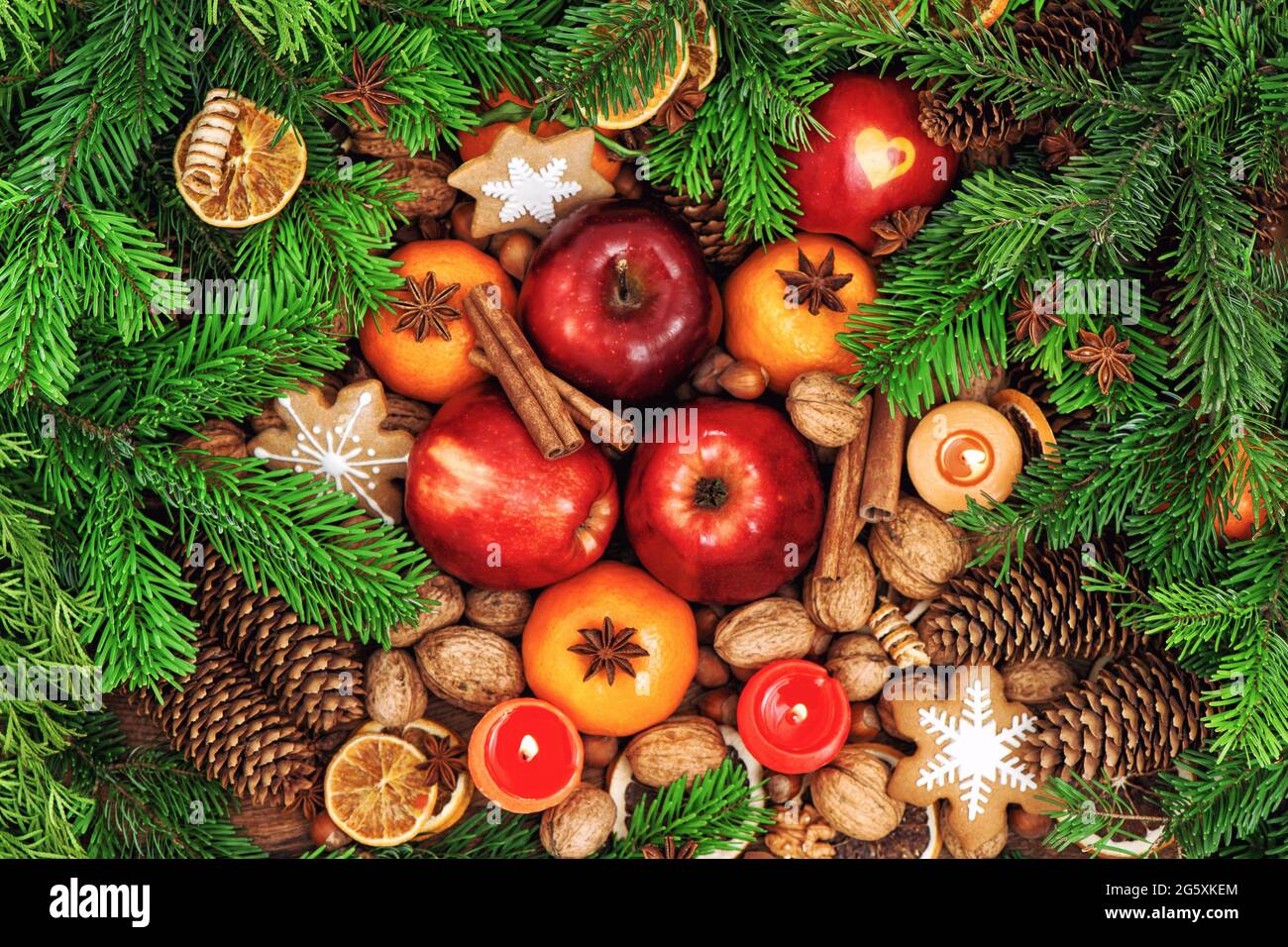 Weihnachten Food Hintergrund mit Früchten, Keksen, Nüssen und Gewürzen Stockfoto