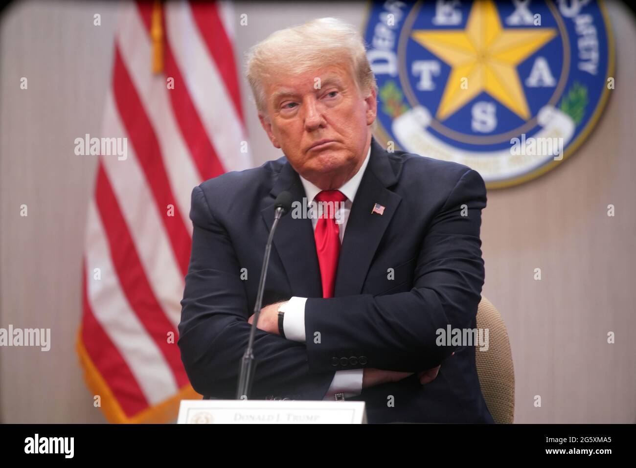 Weslaco, Texas, USA. 30. Juni 2021. Der ehemalige Präsident DONALD TRUMP nimmt an einer Sicherheitsbesprechung zur Grenze Teil, um weitere Pläne zur Sicherung der südlichen Grenzmauer zu diskutieren. Gov. Abbott hat zugesagt, eine staatlich finanzierte Grenzmauer zwischen Texas und Mexiko zu errichten, da ein Anstieg von hauptsächlich mittelamerikanischen Einwanderern, die in die Vereinigten Staaten einwandern, die US-Einwanderungsbehörden herausgefordert hat. Bisher haben Agenten der US-Grenzpolizei im Jahr 2021 mehr als 900,000 Einwanderer festgenommen, die an der Südgrenze in die Vereinigten Staaten einwanderten. Quelle: POOL/ZUMA Wire/Alamy Live News Stockfoto