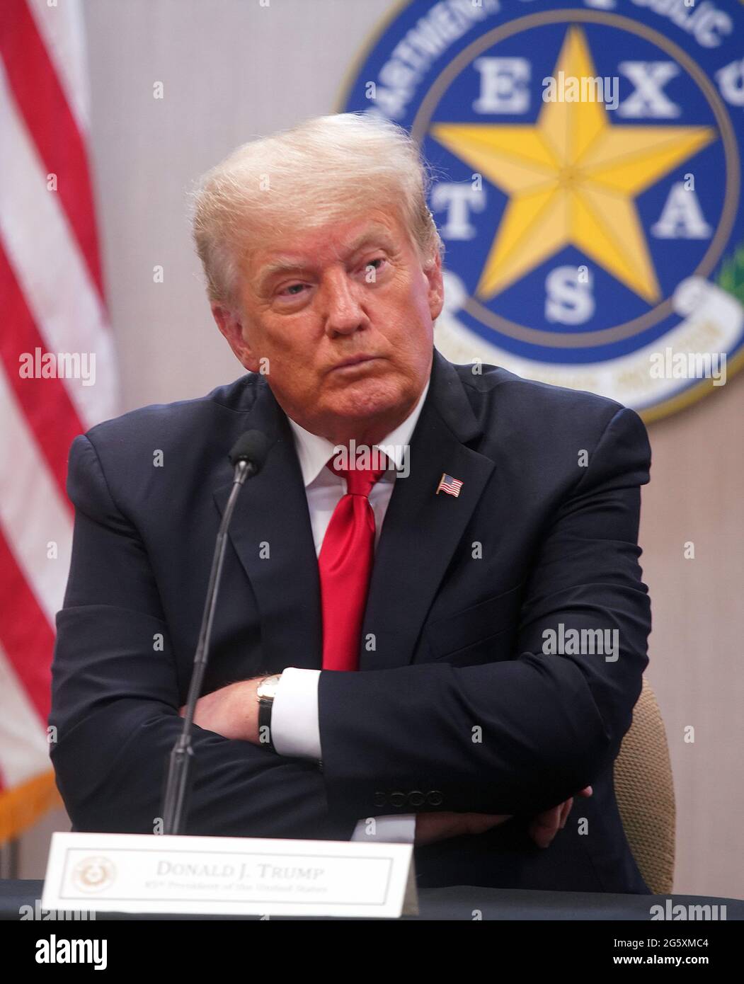 Weslaco, Texas, USA. 30. Juni 2021. Der ehemalige Präsident DONALD TRUMP nimmt an einer Sicherheitsbesprechung zur Grenze Teil, um weitere Pläne zur Sicherung der südlichen Grenzmauer zu diskutieren. Gov. Abbott hat zugesagt, eine staatlich finanzierte Grenzmauer zwischen Texas und Mexiko zu errichten, da ein Anstieg von hauptsächlich mittelamerikanischen Einwanderern, die in die Vereinigten Staaten einwandern, die US-Einwanderungsbehörden herausgefordert hat. Bisher haben Agenten der US-Grenzpolizei im Jahr 2021 mehr als 900,000 Einwanderer festgenommen, die an der Südgrenze in die Vereinigten Staaten einwanderten. Quelle: POOL/ZUMA Wire/Alamy Live News Stockfoto